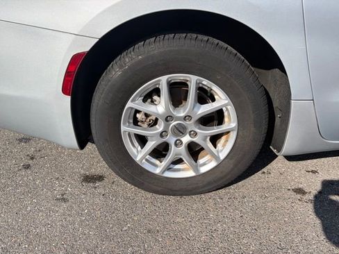 Used 2022 Chrysler Voyager LX image 31