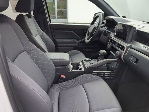 Used 2025 Toyota Tacoma SR5 AWD/4WD image 26