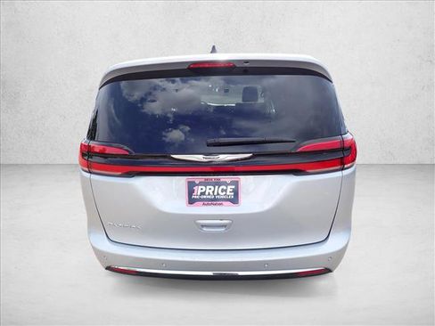 Used 2024 Chrysler Pacifica Touring-L FWD image 3