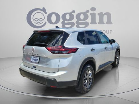 Used 2024 Nissan Rogue S AWD/4WD image 3