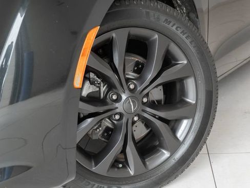 Used 2020 Chrysler Pacifica Touring w/ S Appearance Package FWD image 2