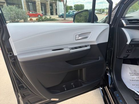 Used 2026 Toyota Sienna XLE FWD image 15