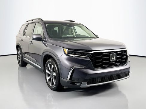 Certified 2023 Honda Pilot Touring image 3