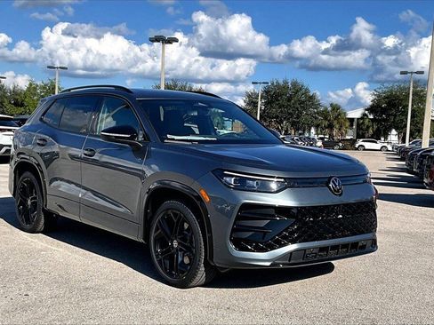 New 2026 Volkswagen Tiguan SE R-Line image 2