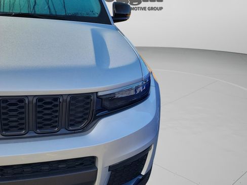 Used 2023 Jeep Grand Cherokee L Limited w/ Black Appearance Package image 19