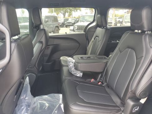 New 2026 Chrysler Pacifica Select image 8