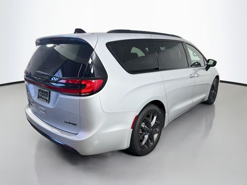 Used 2024 Chrysler Pacifica Limited w/ S Appearance Package FWD image 7