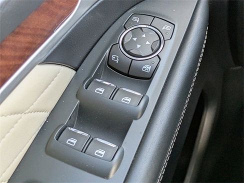 Used 2018 Ford Explorer Platinum image 25