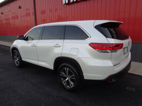 Used 2019 Toyota Highlander LE FWD image 7