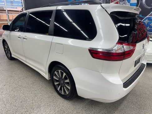 Used 2018 Toyota Sienna XLE Premium image 3