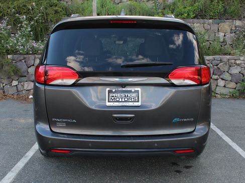 Used 2018 Chrysler Pacifica Limited w/ Advanced Safetytec Group FWD image 8