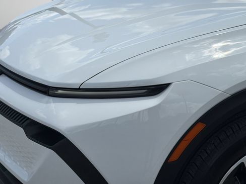 Used 2025 Chevrolet Equinox EV LT FWD image 6