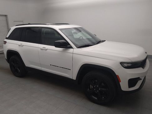Used 2023 Jeep Grand Cherokee Altitude AWD/4WD image 11