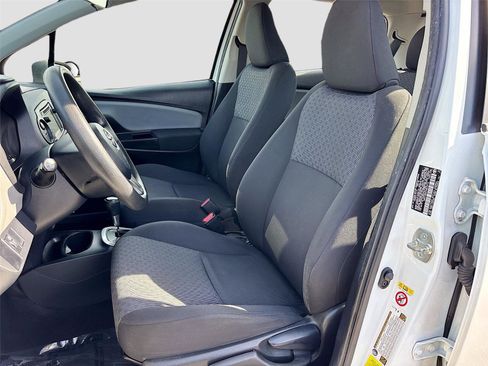 Used 2017 Toyota Yaris L image 19