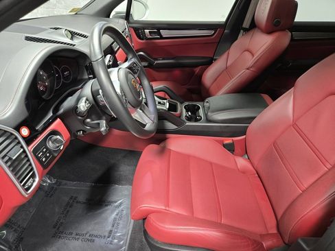 Used 2022 Porsche Cayenne Platinum Edition image 10