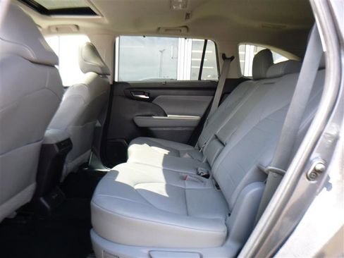 Used 2022 Toyota Highlander XLE AWD/4WD image 6