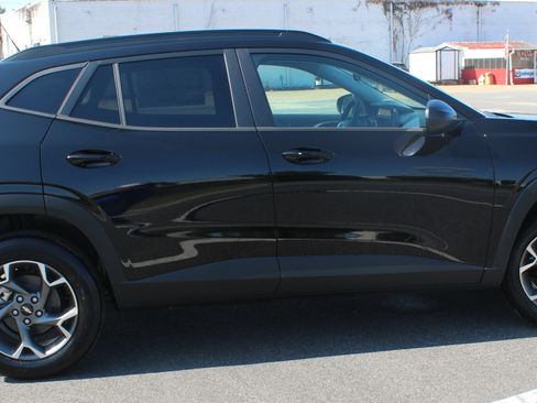 New 2025 Chevrolet Trax LT w/ Driver Confidence Package image 8