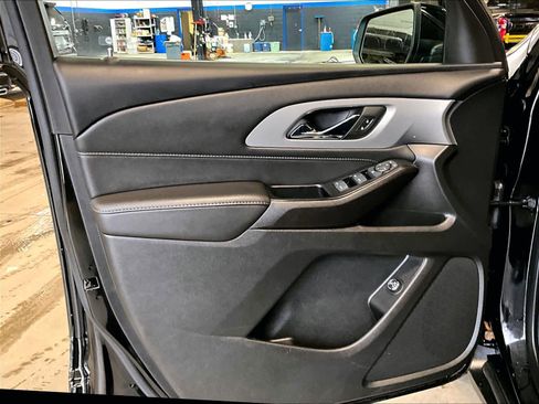 Used 2023 Chevrolet Traverse LT image 9