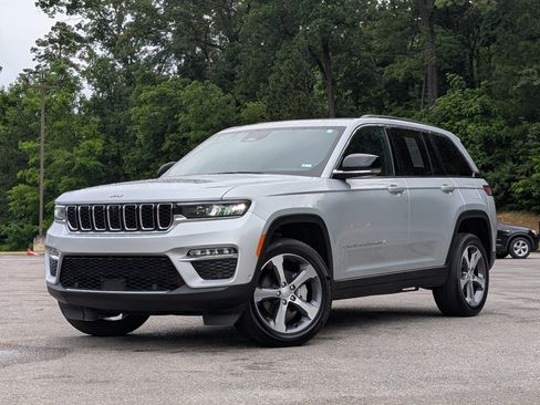 Used 2024 Jeep Grand Cherokee Limited w/ Luxury Tech Group II AWD/4WD image 4
