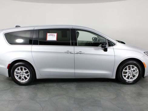 Used 2024 Chrysler Pacifica Touring-L image 13