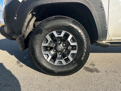 Used 2017 Toyota Tacoma SR image 9