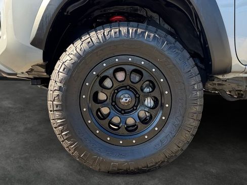 Used 2021 Toyota Tacoma TRD Off-Road w/ Technology Package AWD/4WD image 4