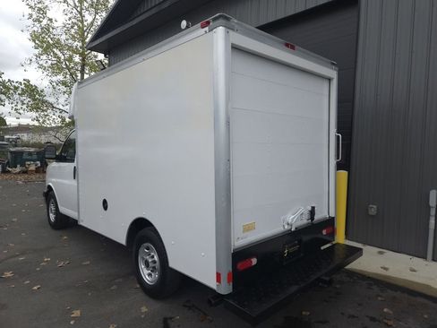 Used 2017 GMC Savana 3500 image 3