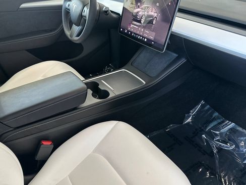 Used 2024 Tesla Model Y Long Range AWD/4WD image 16