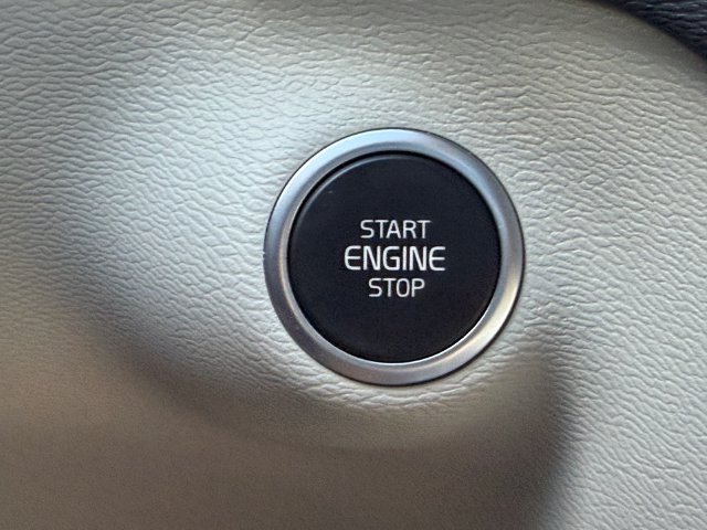 Certified 2024 Volvo XC40 B5 Plus AWD/4WD image 28