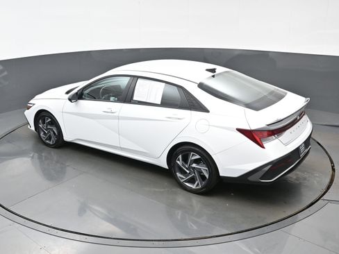 Certified 2025 Hyundai Elantra SEL image 35