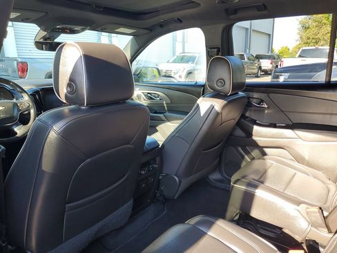 Used 2022 Chevrolet Traverse Premier FWD image 9