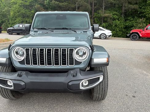 Used 2025 Jeep Wrangler Unlimited Sahara AWD/4WD image 3