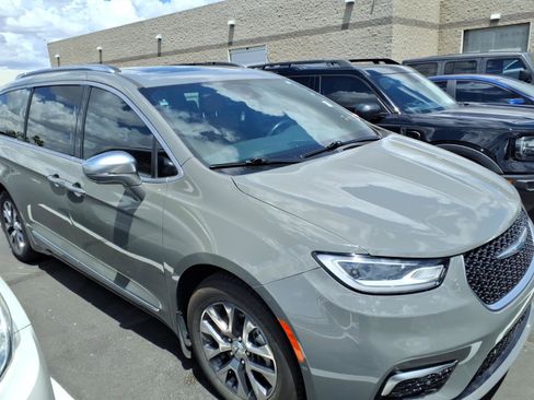 Used 2021 Chrysler Pacifica Pinnacle FWD image 2