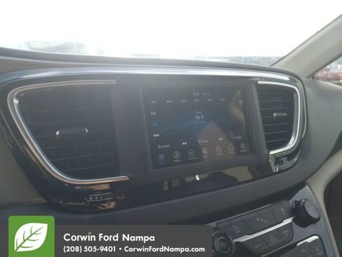 Used 2020 Chrysler Pacifica Touring-L image 16