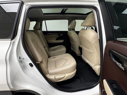 Used 2020 Toyota Highlander Platinum image 17