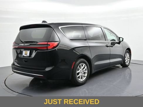 Used 2024 Chrysler Pacifica Touring-L FWD image 6