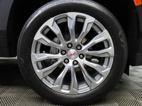 Used 2024 GMC Yukon XL Denali w/ Advanced Technology Package image 8