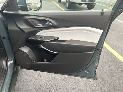 Used 2025 Chevrolet Trax LT FWD image 39