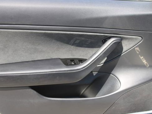 Used 2018 Tesla Model 3 Long Range RWD image 9