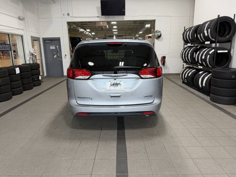 Used 2018 Chrysler Pacifica Limited w/ Advanced Safetytec Group FWD image 8