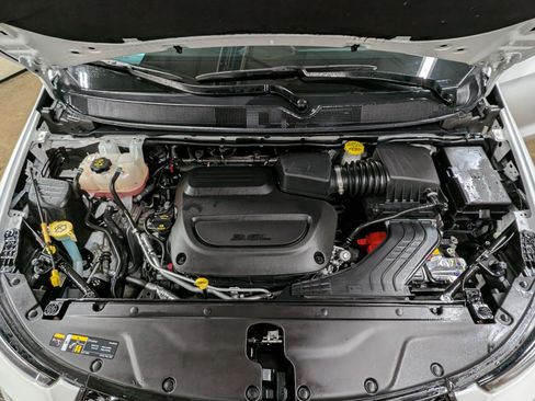 Used 2025 Chrysler Pacifica Limited image 4