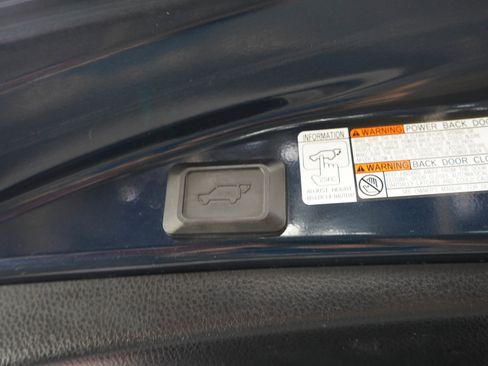 Used 2018 Toyota RAV4 SE w/ Advanced Technology Package AWD/4WD image 17