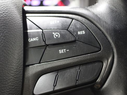 Used 2019 Dodge Charger SXT image 12