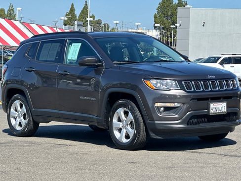 Used 2018 Jeep Compass Latitude w/ Popular Equipment Group FWD image 5