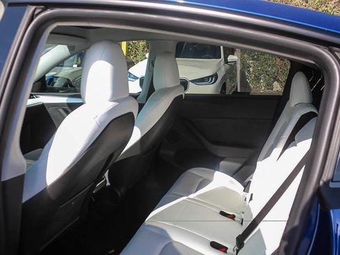 Used 2025 Tesla Model Y Long Range RWD image 17