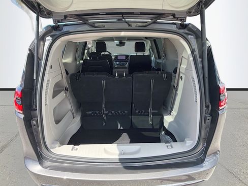 Used 2023 Chrysler Pacifica Touring-L FWD image 14