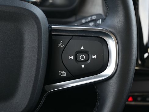 Used 2025 Volvo XC40 B5 Core image 31