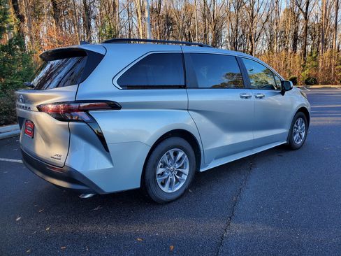 Used 2024 Toyota Sienna XLE image 6