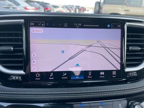 Used 2024 Chrysler Pacifica Select image 19