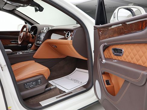 Used 2019 Bentley Bentayga image 42